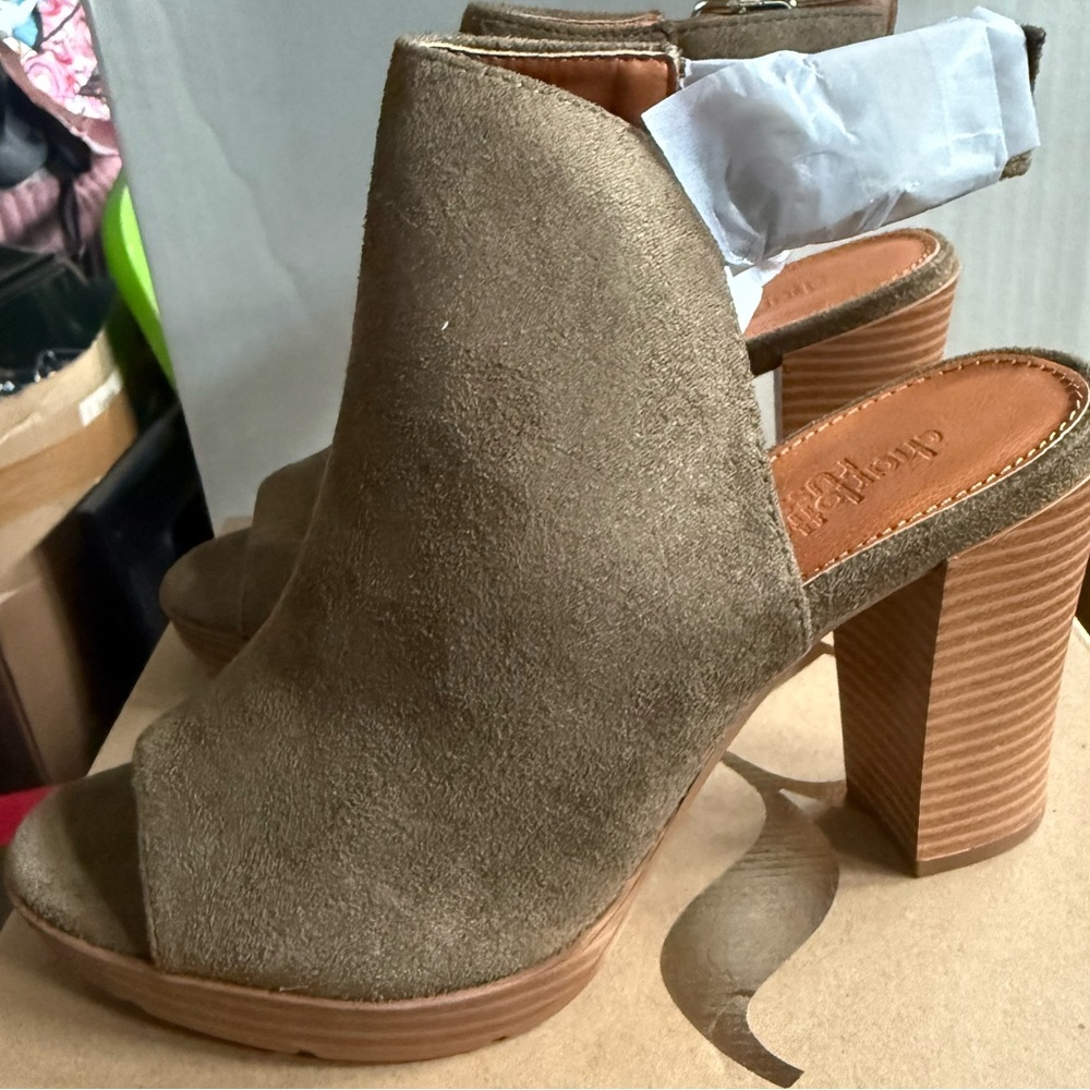 Olive Suede Heels/ Size 7